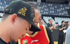 廣廈奪冠見面會，孫銘徽圈粉，多人共話榮耀，合影冠軍鼎與FMVP獎杯。