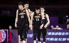 遼籃舊將業(yè)余賽沖突，怒視對(duì)手，多人勸解。